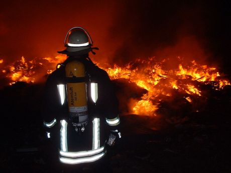 Feuerwehrmann beim Brand einer Muelldeponie