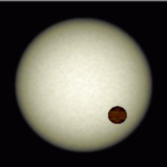 Wizja artystyczna przedstawiająca zjawisko tranzytu planety WASP-12 b na tle traczy macierzystej gwiazdy
