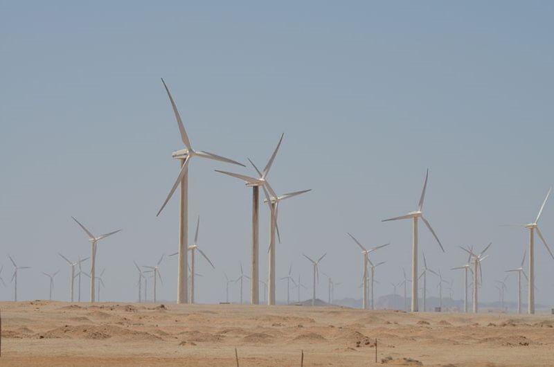 Wind_turbine_at_Zaafarana, fot. by Hatem Moushir, CC BY-SA 3.0 <https://creativecommons.org/licenses/by-sa/3.0>, via Wikimedia Commons